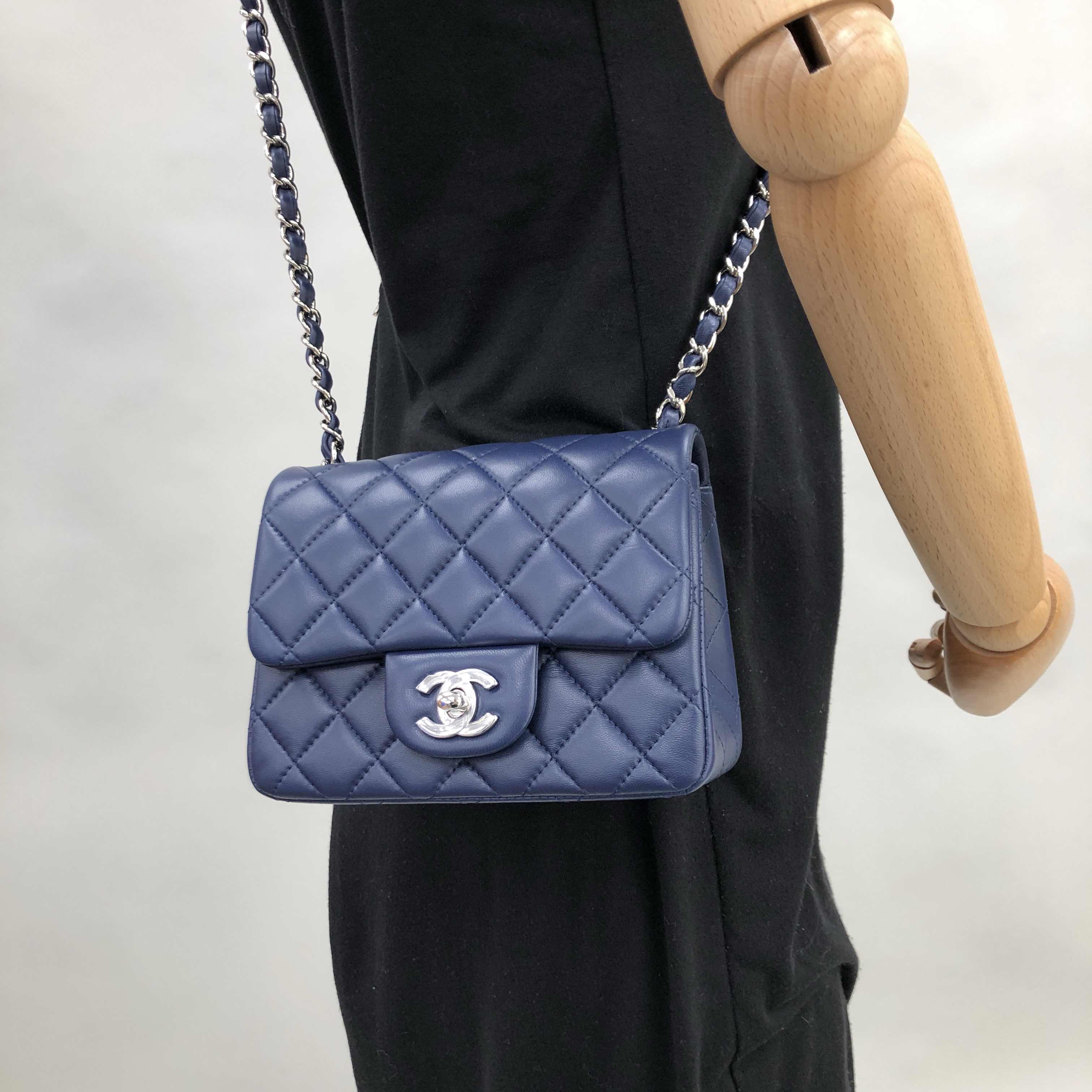 NEW CHANEL BAGS A35200 CROSSBODY BAG Celebrity standing