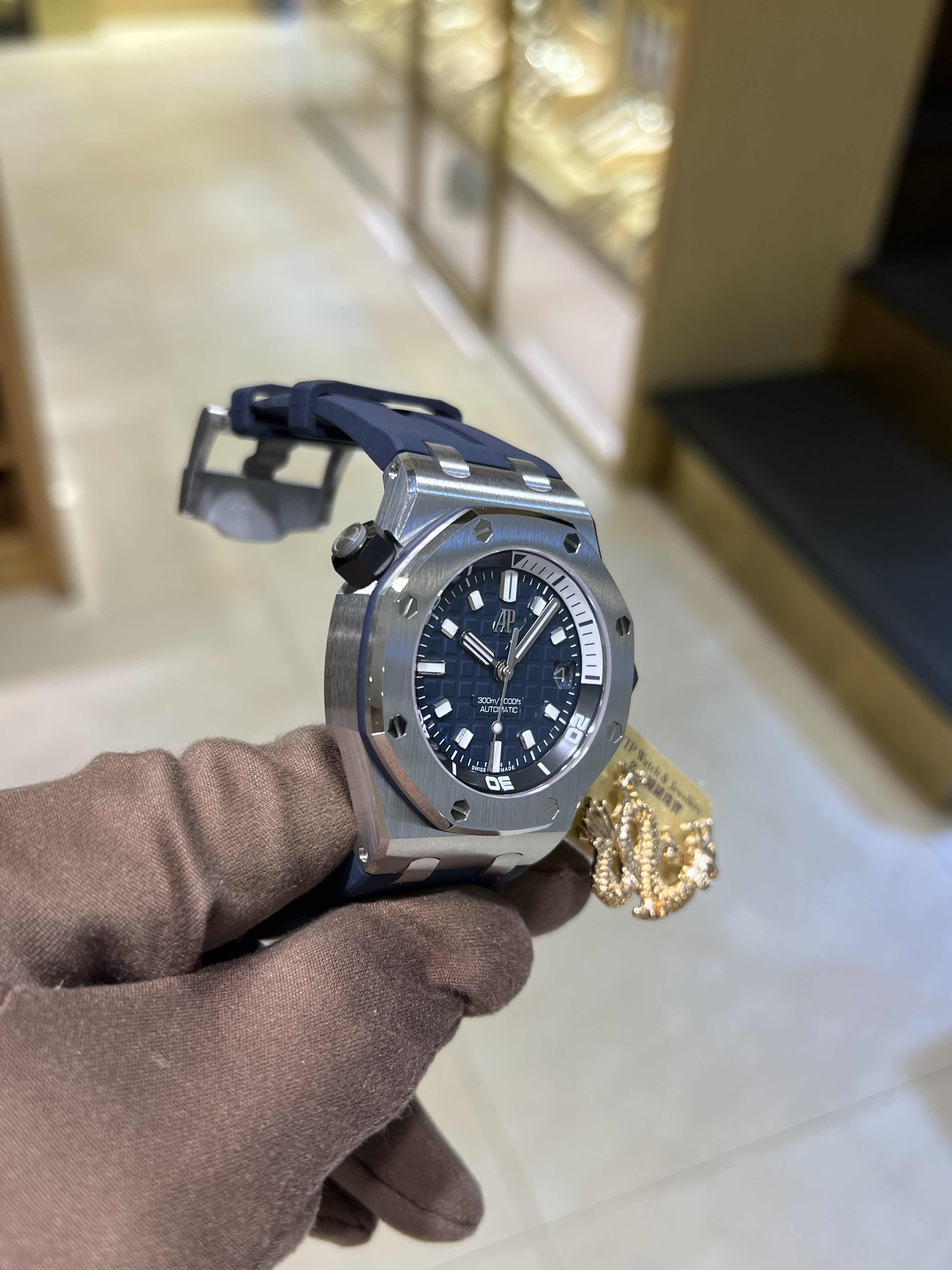 NEW AUDEMARS PIGUET ROYAL OAK OFFSHORE 15720ST.OO.A027CA.01 NEW AUDEMARS PIGUET ROYAL OAK OFFSHORE 15720ST.OO.A027CA.01