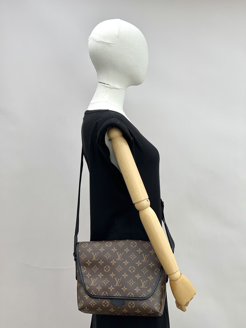 NEW LOUIS VUITTON BAGS MAGNETIC M45557 MESSENGER BAG MONOGRAM NEW LOUIS VUITTON BAGS MAGNETIC M45557 MESSENGER BAG MONOGRAM