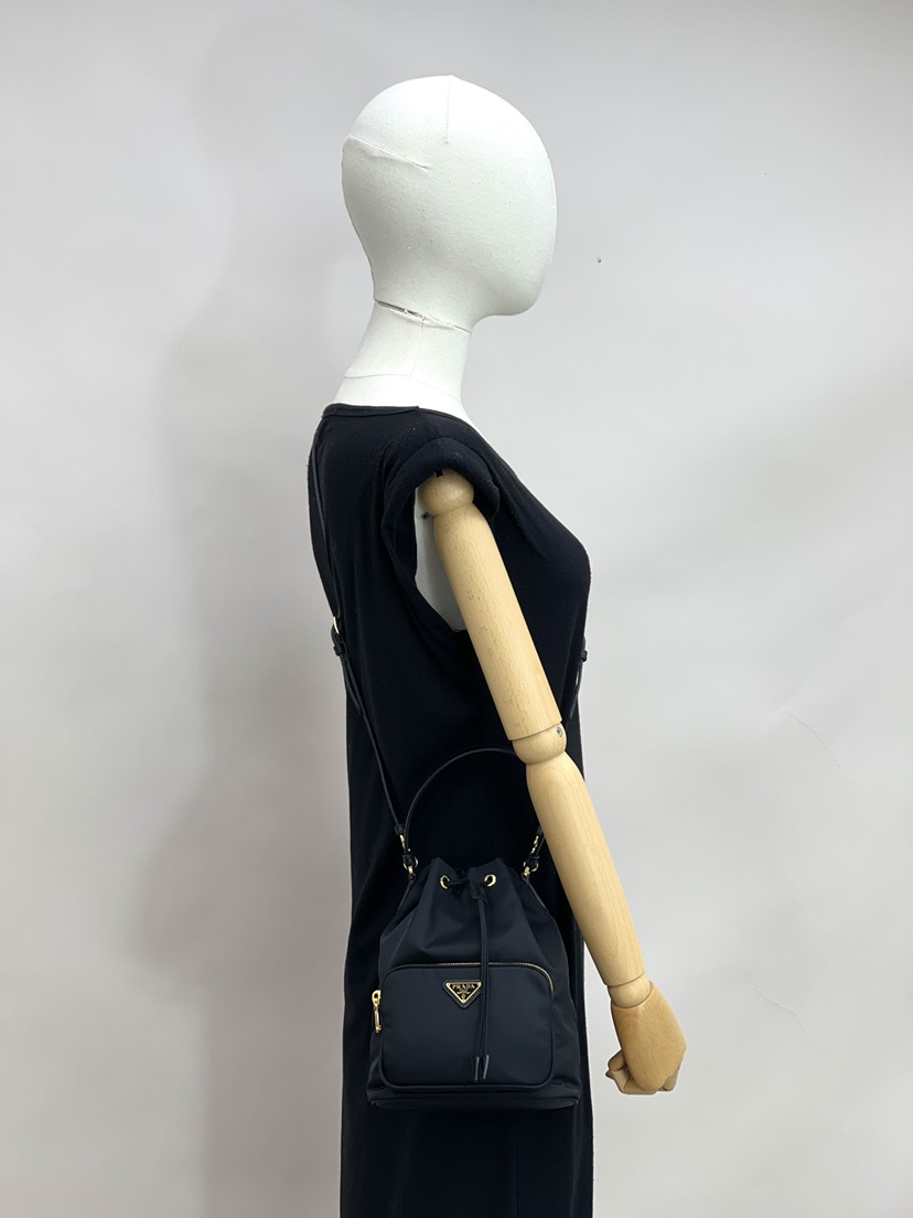PRADA｜CROSSBAGS (1BH038 UOO RV44 F0322) Black Prada Duet Re-Nylon bucket bag | PRADA