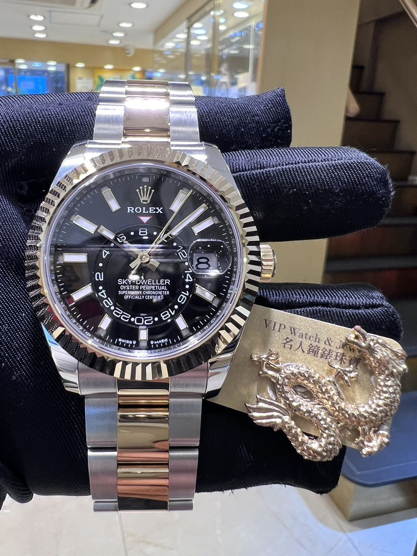 NEW ROLEX SKY DWELLER 336933 0003 SKY DWELLER BRIGHT BLACK Celebrity standing