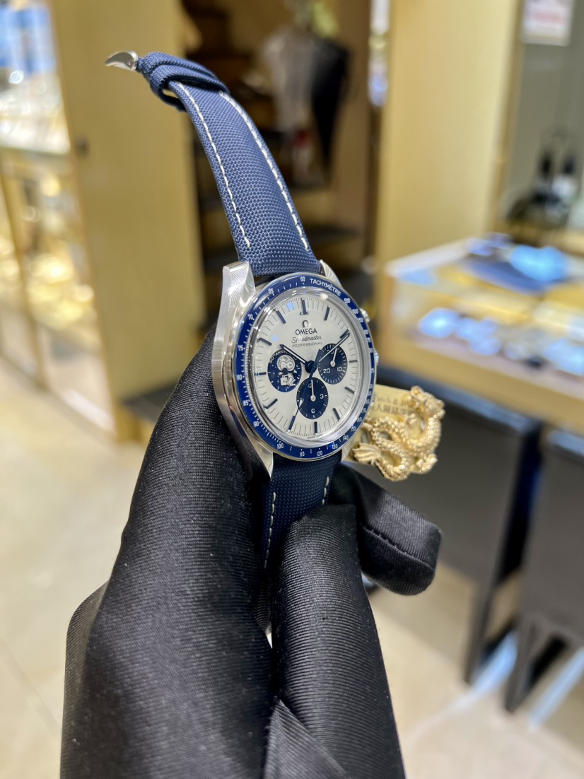 NEW OMEGA SPEEDMASTER SILVER SNOOPY AWARD