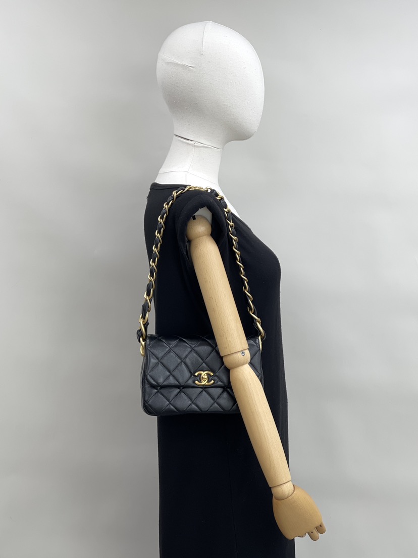 【上品クール&高級感】CHANEL so black バッグ ミニマトラッセ Shopping Guide – Die schönsten Taschen für jedes Budget