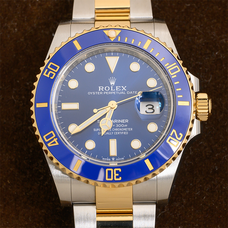 PRE OWNED ROLEX SUBMARINER 18kt GOLD STEEL BLUE AUTOMATIC 126613LB 99 BRAND NEW Celebrity standing