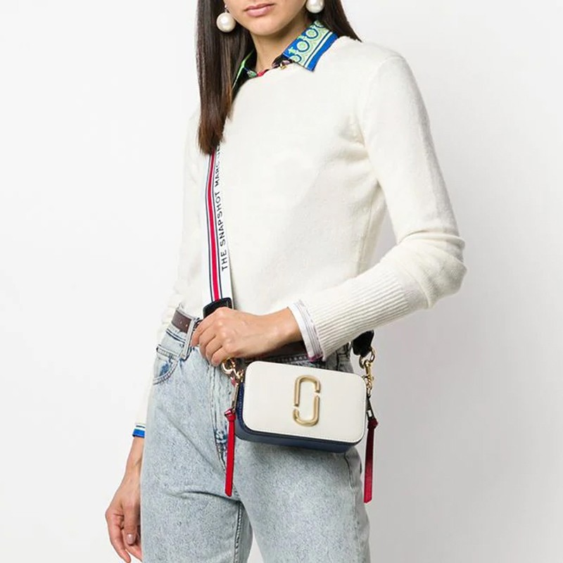 MARC JACOBS タイガープリント フェイクファー カメラバッグ❣️ MARC JACOBS（マークジェイコブス）の「Jacqd Monogram Oversize