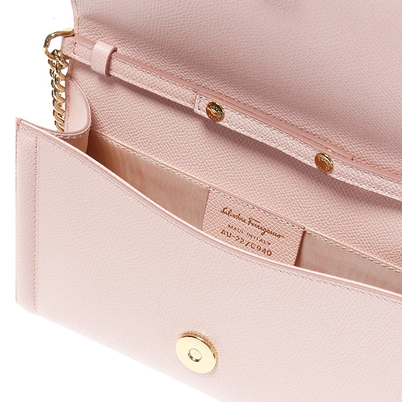 【美品】Salvatore Ferragamo AU-22/C940 Salvatore Ferragamo Vara AU 22 C940 Shoulder Bag Red Leather